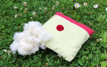 Wähle deinen Lieblingsstoff, nähe einen schönen Bezug daraus und fülle ihn mit Pappelwolle. | Foto: Ina Ebert | NABU Sachsen Wähle deinen Lieblingsstoff, nähe einen schönen Bezug daraus und fülle ihn mit Pappelwolle. | Foto: Ina Ebert | NABU Sachsen